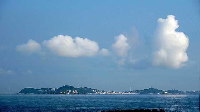 島の上に発生した雲