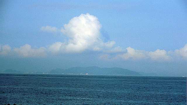 島の上に発生した雲