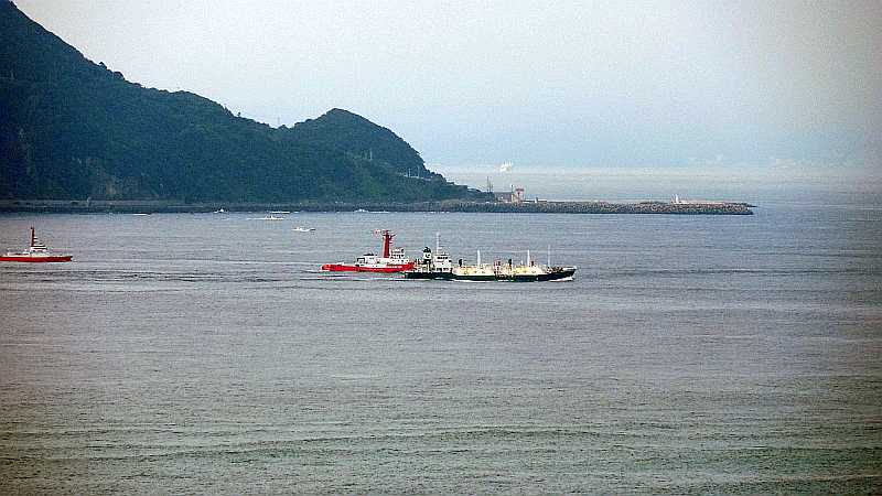 パイロットボートを追い越して行くLPGタンカー