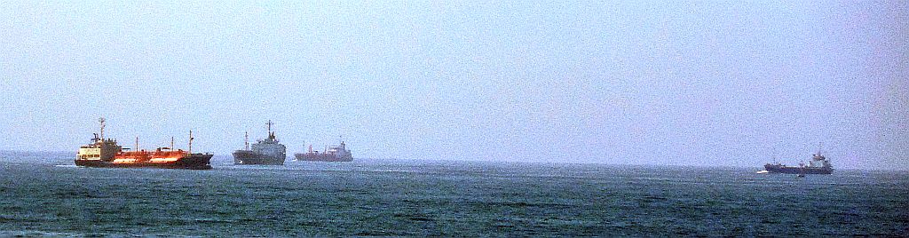 伊良湖水道に向かって来ている船