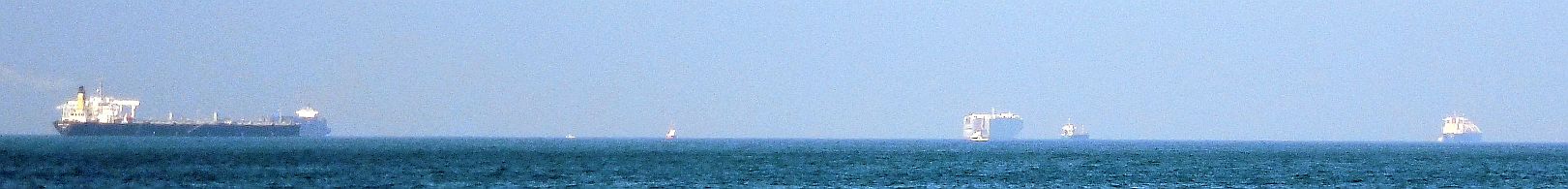 伊勢湾を航行中の船